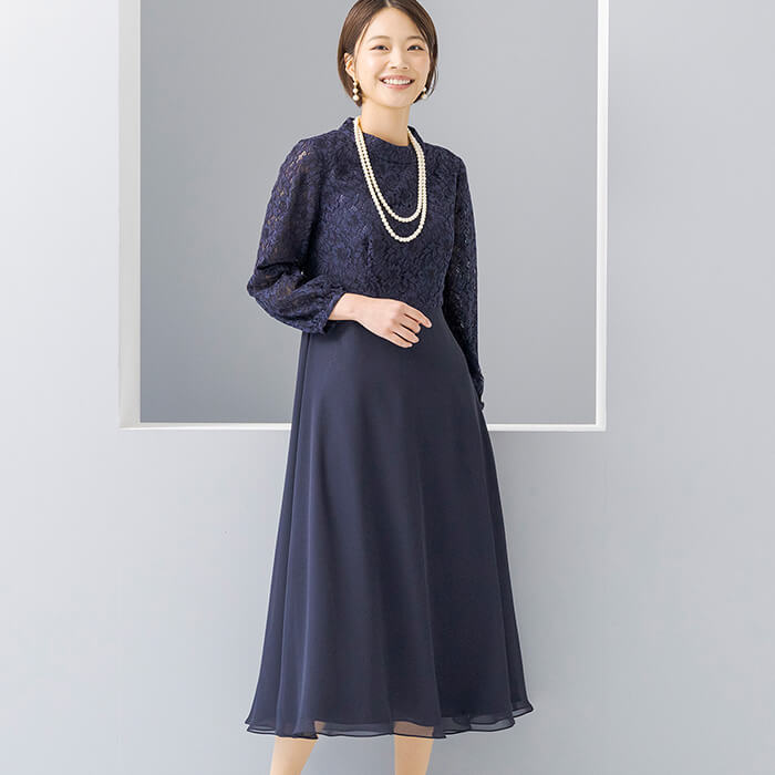 優しい雰囲気のラッセルレースワンピ―ス 11号・インクブルー｜東京