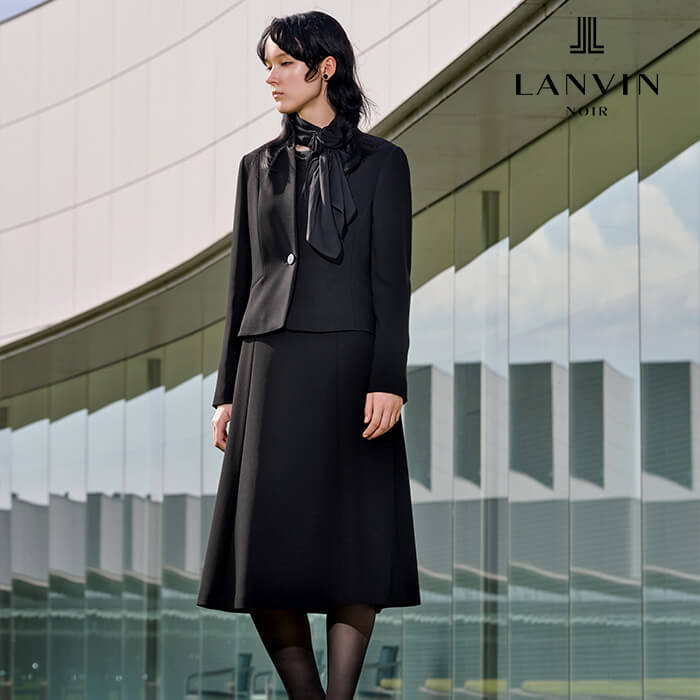 立体的なシルエットが美しい襟ぐりのアンサンブル 7号・ブラック