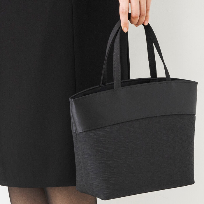 上品な切り替え、舟形トートバッグ ・ブラック｜東京ソワール