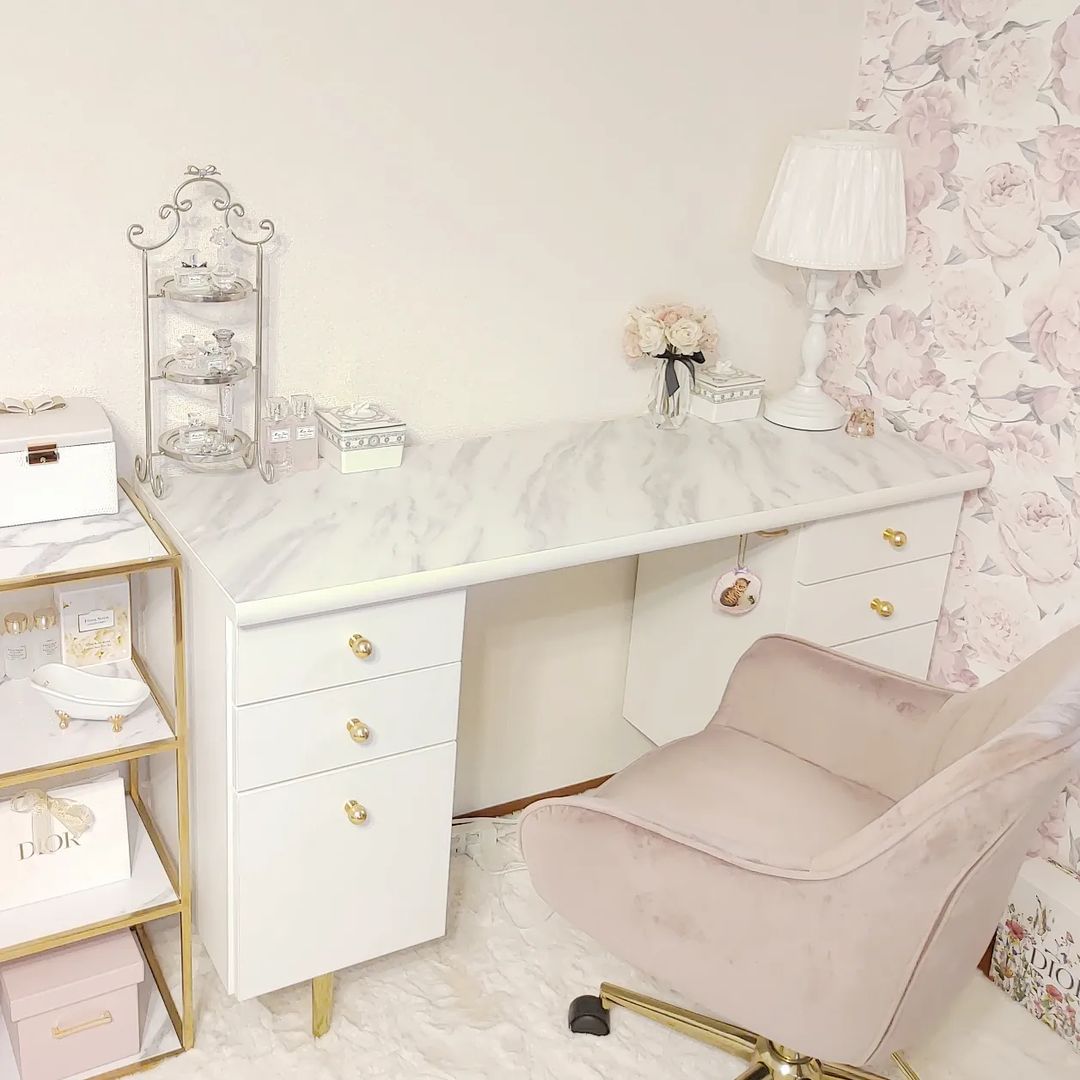 収納力抜群の大理石柄のドレッサーで毎日のメイクもハッピーな時間に