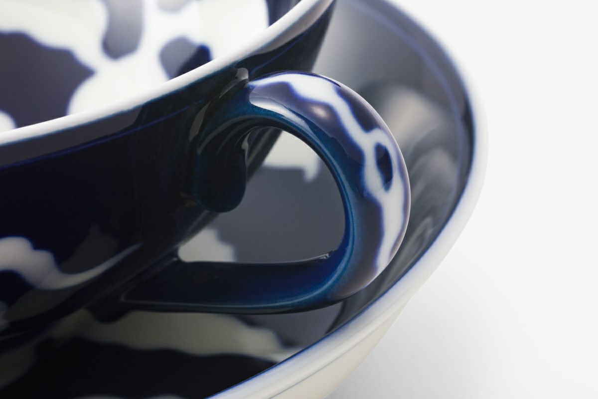 草花折枝白抜紋 紅茶碗皿 | 有田焼 深川製磁｜公式オンラインストア